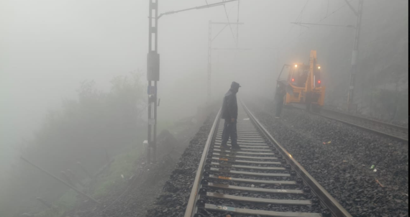 Heavy Rains Affect Trains Between Lonavala & Karjat